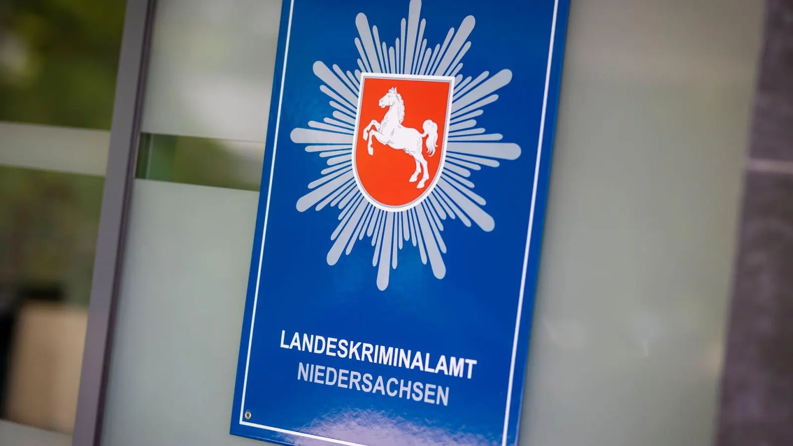 Ein geflohener Mörder ist wieder gefasst. (Symbolbild)  (Foto: Moritz Frankenberg/dpa)