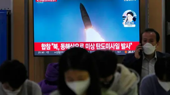 Ein Fernsehbildschirm zeigt ein Bild eines nordkoreanischen Raketenstarts in einer Nachrichtensendung im Bahnhof von Seoul. (Foto: Ahn Young-Joon/AP/dpa)