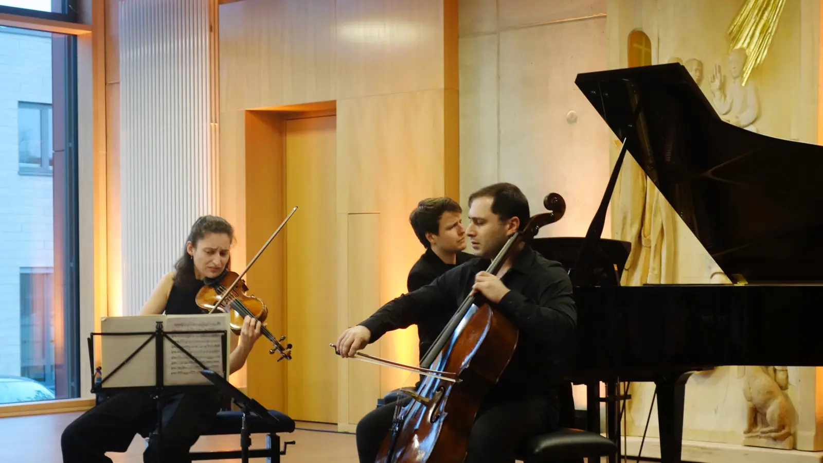 Glänzend: das Trio E. T. A.: die Geigerin Elene Maipariani, der Pianist Till Hoffmann und der Cellist Hayk Sukiasyan. (Foto: Marion Etienne)