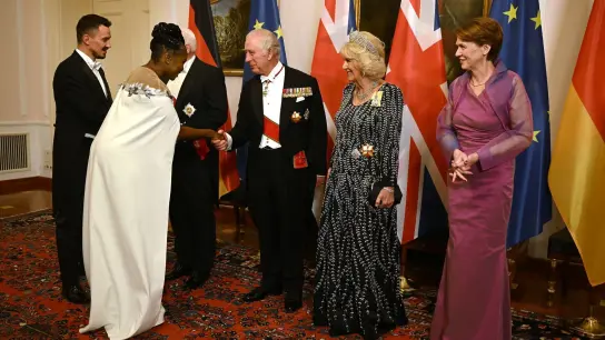 Die Tänzerin Motsi Mabuse (2.v.l.)  schüttelt die Hand von König Charles III. (M) neben Königsgemahlin Camilla (2.v.r.) und Elke Büdenbender (r), die Frau von Bundespräsident Steinmeier. (Foto: Britta Pedersen/dpa)