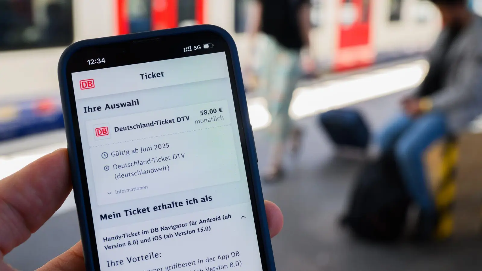 Nutzerinnen und Nutzer müssen sich ab 2029 auf einen deutlich höheren Preis beim Deutschlandticket einstellen. (Symbolbild) (Foto: Julian Stratenschulte/dpa)