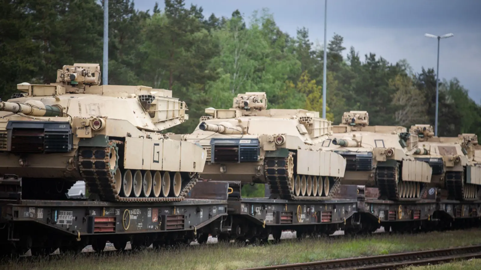 US-amerikanische M1A1-Abrams-Panzer treffen am 12. Mai 2023 in Grafenwöhr ein. (Foto: Spc. Adrian Greenwood/DVIDS/U.S. Army/dpa)