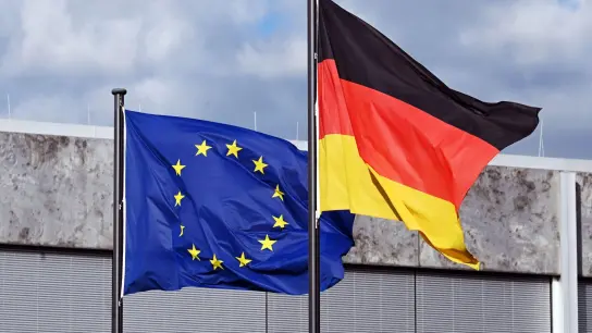 Vor dem Bundesverfassungsgericht in Karlsruhe wehen die Europa- und die Deutschlandflagge. (Foto: Uli Deck/dpa)