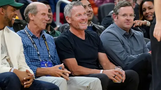 Im Januar 2013 legte Lance Armstrong (M) bei Oprah Winfrey ein Doping-Geständnis ab. (Foto: Jeff Chiu/AP/dpa)