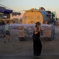 Um den Staub zu binden, waren Traktoren mit großen Wasserfässern unterwegs und befeuchteten den Boden. Manche Fans nutzten die Gelegenheit, um sich abzukühlen.  (Foto: René Chlopotowski)