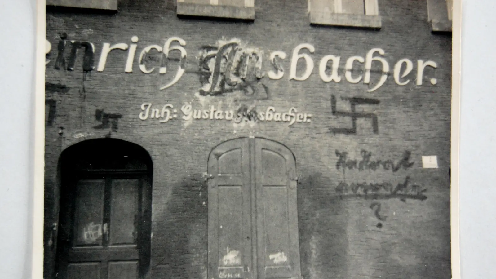 In und um Ansbach, hier eine Aufnahme aus Leutershausen, kam es während der NS-Diktatur schon früh zu Judenprogromen. (Foto: Privatarchiv Schmaus)