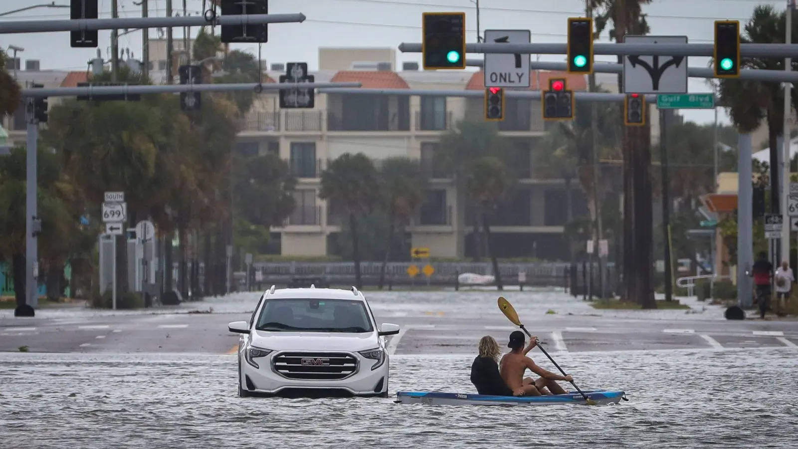 Eine überflutete Straße in St. Pete Beach (Florida). (Foto: Chris Urso/Tampa Bay Times via ZUMA Press/dpa)