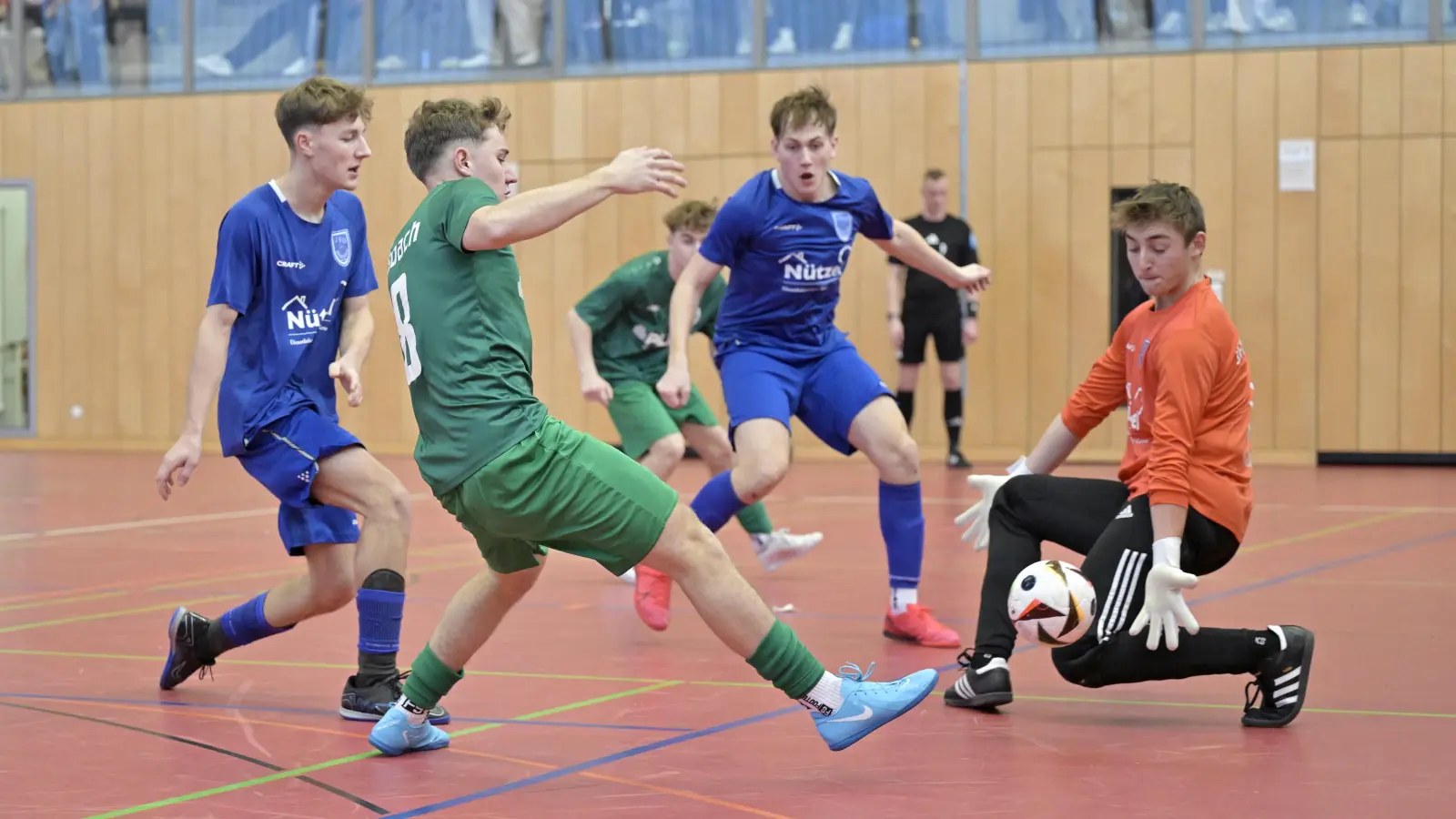 Die SpVgg Ansbach (im grünen Trikot Luca Kohler) im Vorrundenspiel gegen die JFG Regnitztal (Torwart Leon Preuß). Im Finale unterlagen die Ansbacher dem Baiersdorfer SV im Sechsmeterschießen. (Foto: Martin Rügner)