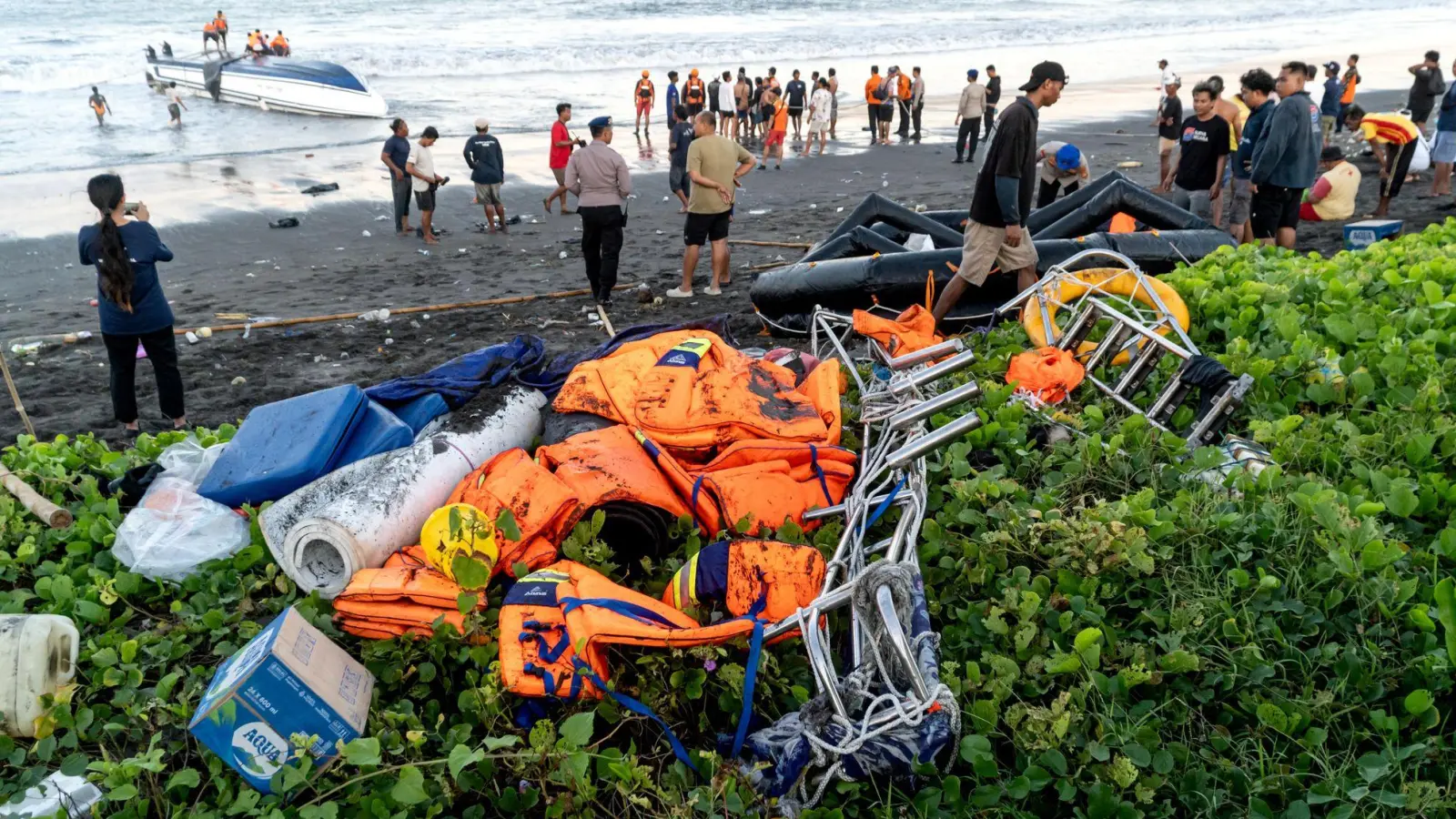 Vor der indonesischen Insel Bali ist ein Touristenboot gekentert. (Foto: Dicky Bisinglasi/XinHua/dpa)