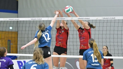 Die Ansbacherinnen Marlene Maruhn und Dominika Schäfer (in den roten Trikots von links) mit einem erfolgreichen Block gegen die Eiselfingerin Emma Pick. (Foto: Martin Rügner)
