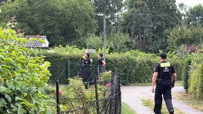 Polizisten waren in der Kleingartensiedlung in Spandau im Einsatz.  (Foto: Verena Schmitt-Roschmann/dpa)