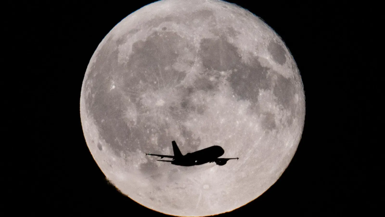 Von deutschen Flughäfen starten immer noch weniger Jets als vor Corona.  (Foto: Boris Roessler/dpa)