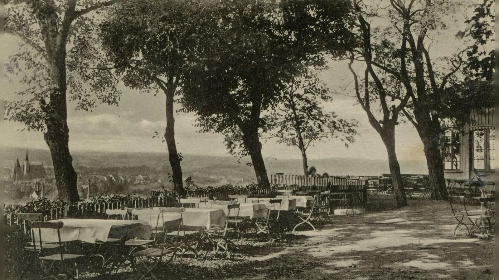 Im Drechselsgarten stehen an den sonnigen Herbsttagen vor 100 Jahren die Tische draußen. Beim Blick über Ansbach können die Gäste Kaffee und Kuchen genießen.  (Repro: Sammlung Martin Schuster)