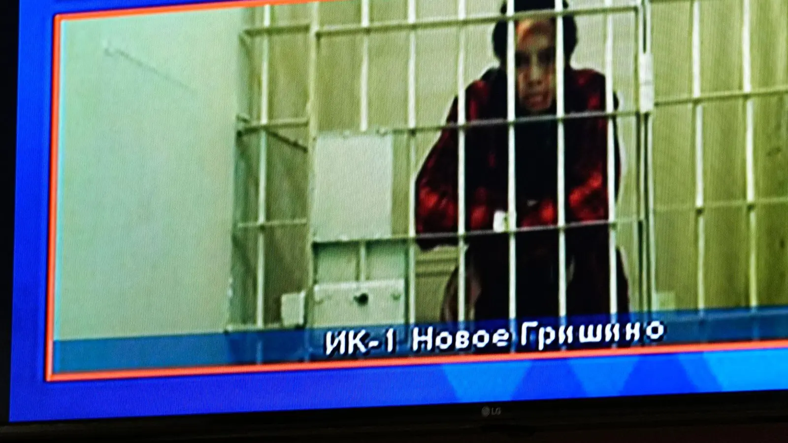 Hinter Gittern: Brittney Griner wartet darauf, per Videolink an einer Anhörung vor einem Gericht in Moskau teilzunehmen. (Foto: Alexander Zemlianichenko/AP/dpa)