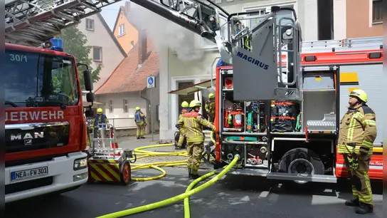 Ein Feuer brach am Mittwoch gegen 13.34 Uhr in einem leer stehenden Ladengeschäft in Neustadts Ludwigstraße -- unmittelbar vor der Einmündung in die Wilhelmstraße aus. (Foto: Patrick Lauer)
