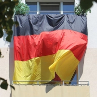 Deutschlandflagge bis zum Nachbarn? WM-Balkon-Deko ist erlaubt, solange sie niemanden verschattet oder gefährdet. (Foto: Jens Wolf/dpa-Zentralbild/dpa-tmn)