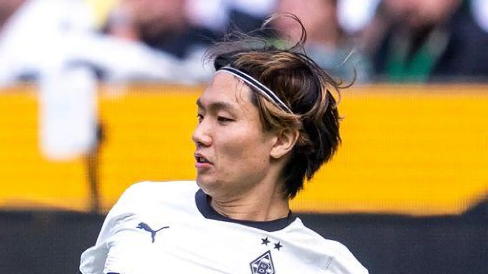 Ko Itakura (r) spielt in der kommenden Saison nicht mehr für Borussia Mönchengladbach. (Foto: David Inderlied/dpa)