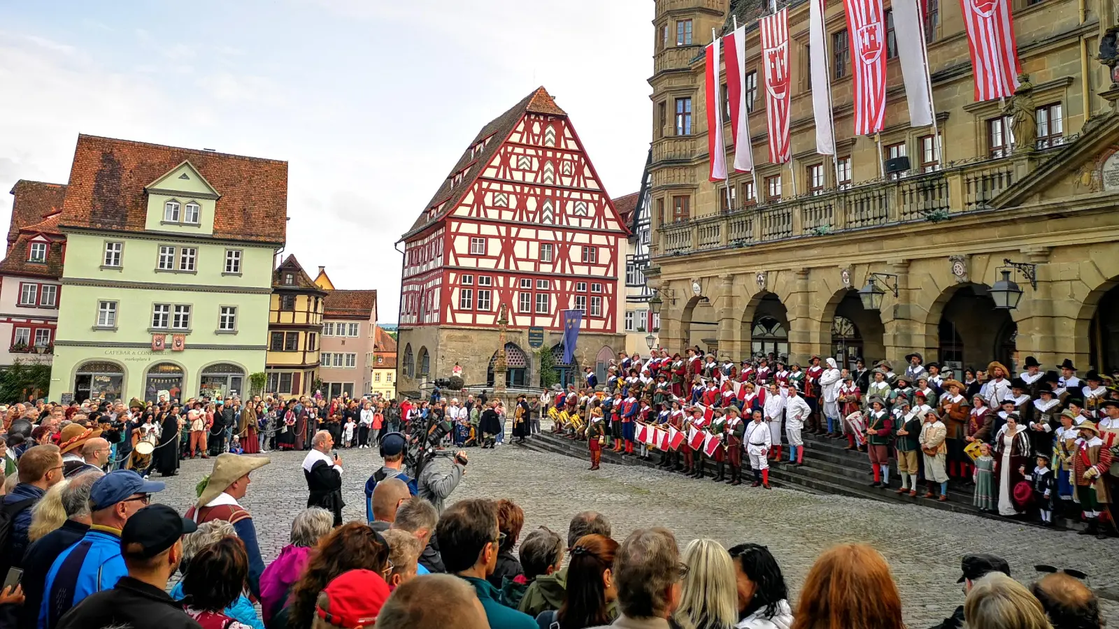 Der Auftakt ist geglückt und blieb trocken. Auf der Rathaustreppe nahmen bei der Eröffnungszeremonie mehrere Festspielgruppen Aufstellung. Auch viel Publikum war da. (Foto: Jürgen Binder)