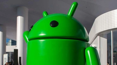 Das Maskottchen von Googles Mobil-Betriebssystem Android (Symbolbild). (Foto: Andrej Sokolow/dpa)