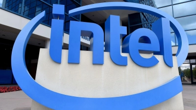 Das Logo des Chipherstellers Intel an der Zentrale des Unternehmens in Kalifornien. (Foto: Andrej Sokolow/dpa)