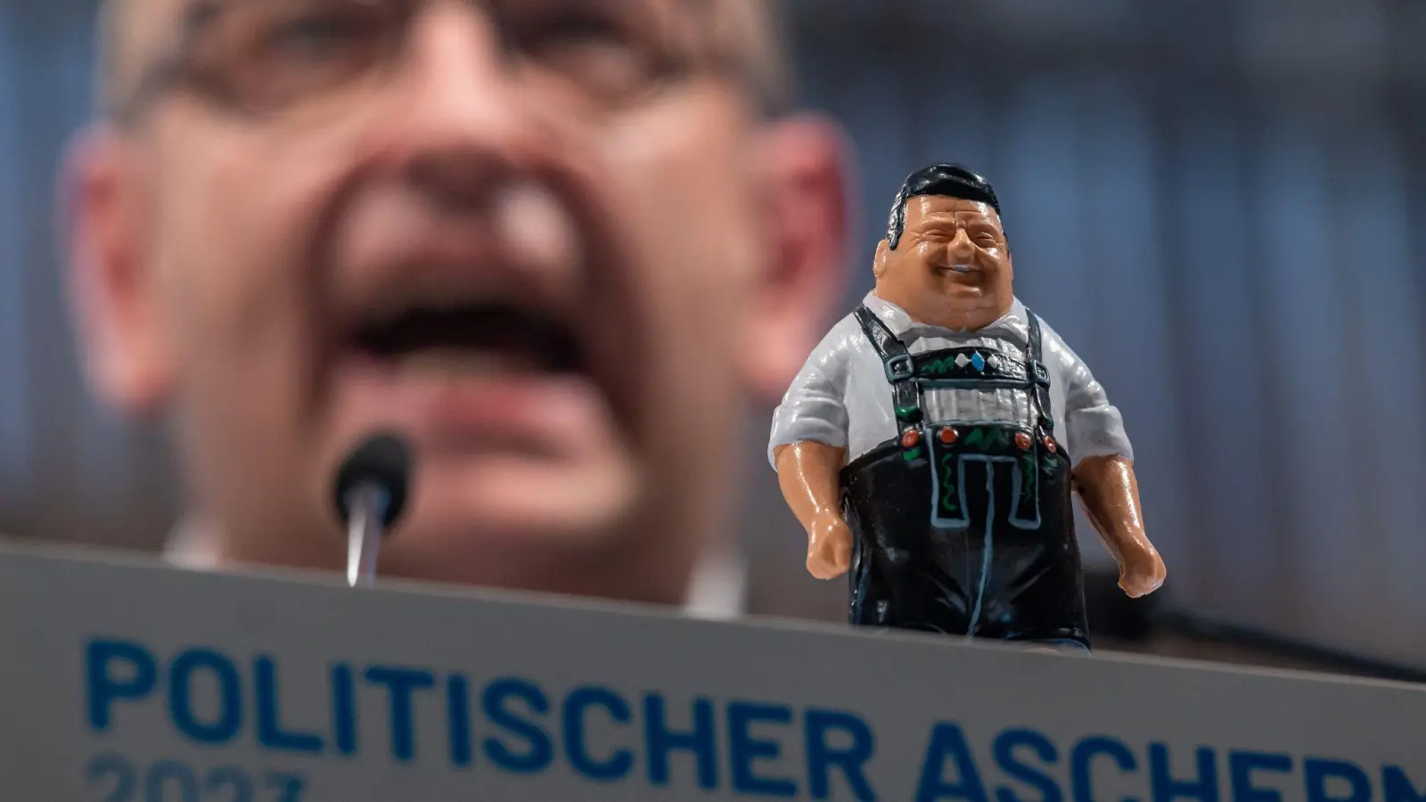 Eine Figur von Franz Josef Strauß steht während der Rede von AfD-Landeschef Stephan Protschka  auf dem Rednerpult. (Foto: Armin Weigel/dpa)