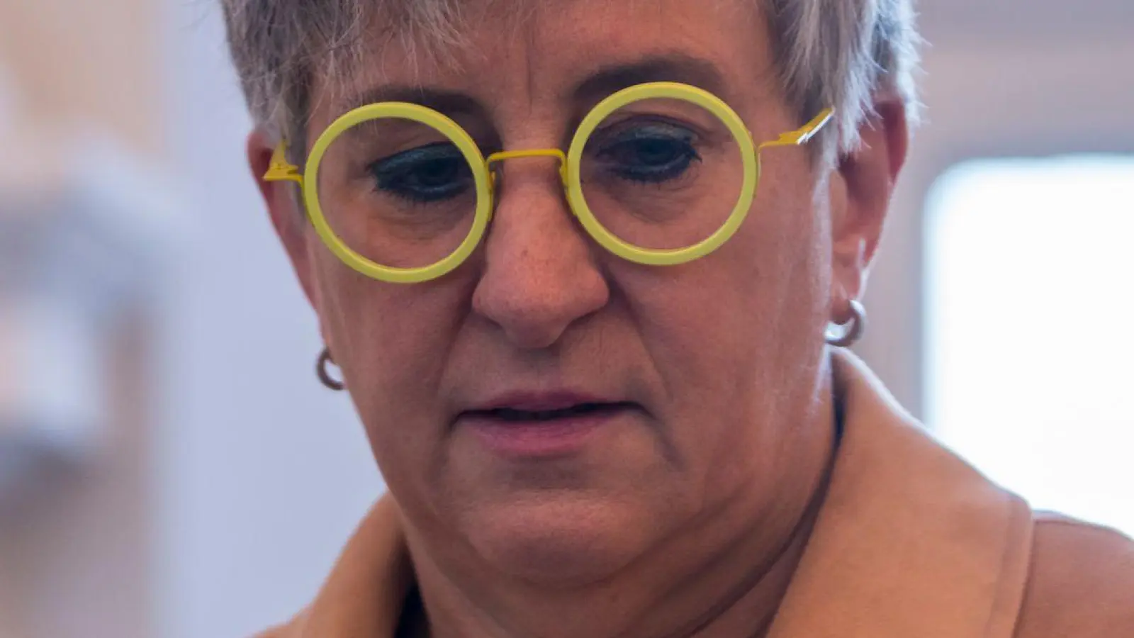 Heike Naber (Parteilos) steht im Landgericht. Die Staatsanwaltschaft wirft der Bürgermeisterin von Niederstetten Urkundenfälschung in einem besonders schweren Fall vor. (zu dpa: «Vorwurf der Urkundenfälschung - Bürgermeisterin vor Gericht») (Foto: Stefan Puchner)