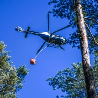 Die Feuerwehr versucht den Brand auch mit Löschhubschraubern zu bekämpfen. (Symbolbild) (Foto: Jason Tschepljakow/dpa)