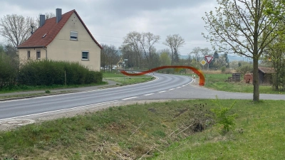 Die Zapferkurve ist Teil der B8-Ortsumgehung von Markt Bibart. Ein kurzer Rad- und Fußweg sowie eine Bedarfsampel sollen die manchmal brenzligen Situationen dort künftig entschärfen. Der rote Strich markiert den geplanten neuen Radwege-Übergang. (Foto: Gemeinde Markt Bibart/Klaus Nölp)