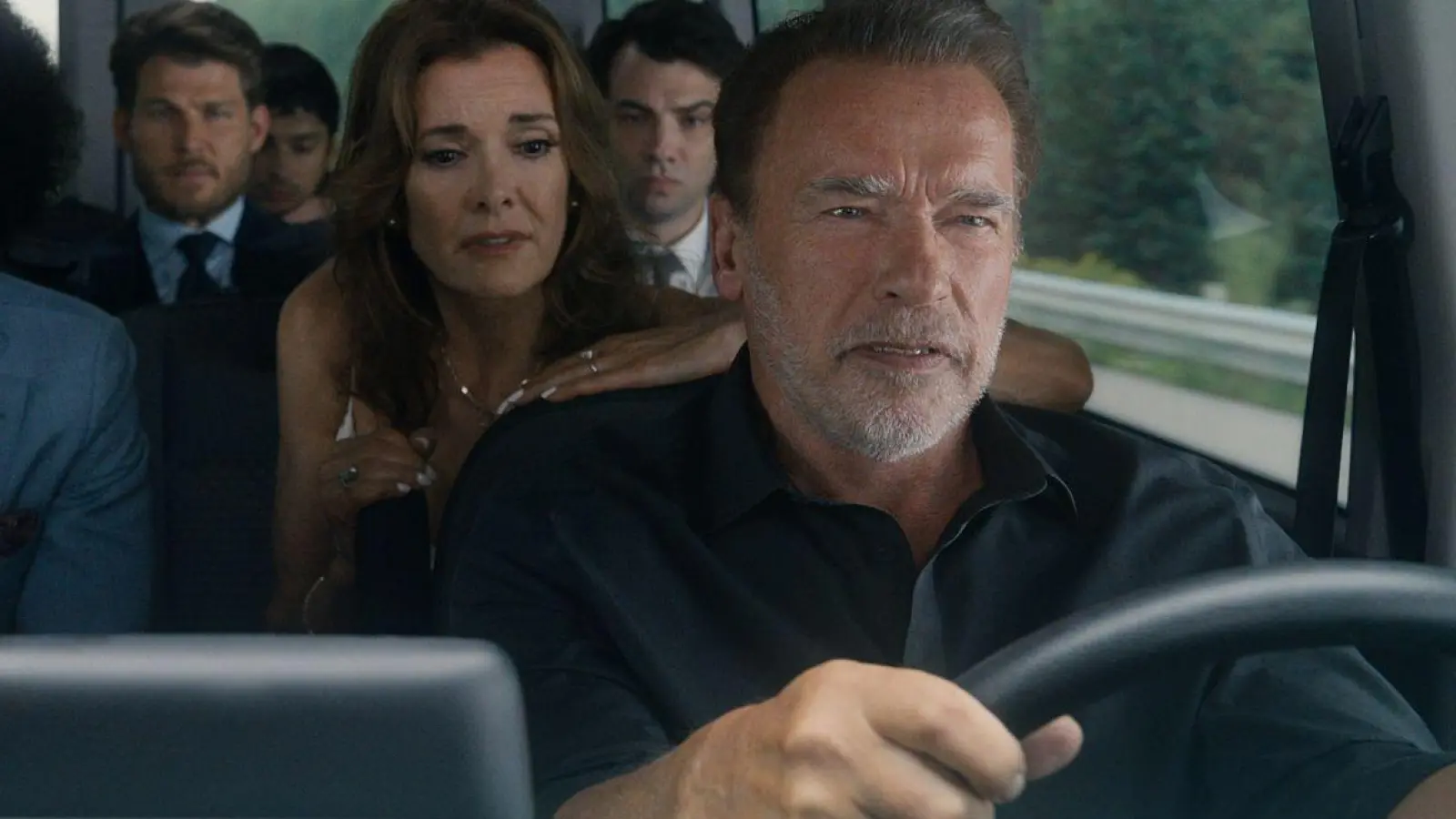 Monica Barbaro (links) als Emma Brunner und Arnold Schwarzenegger (rechts) als Luke Brunner in einer Szene der Serie „Fubar“. (Foto: Quelle: Netflix/dpa)