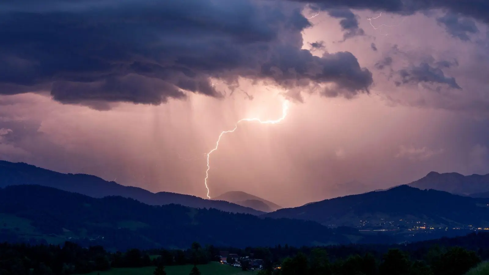 Blitze sind in Bayern dieses Jahr bisher sehr viel seltener als sonst. (Archivbild) (Foto: Jan Eifert/dpa)