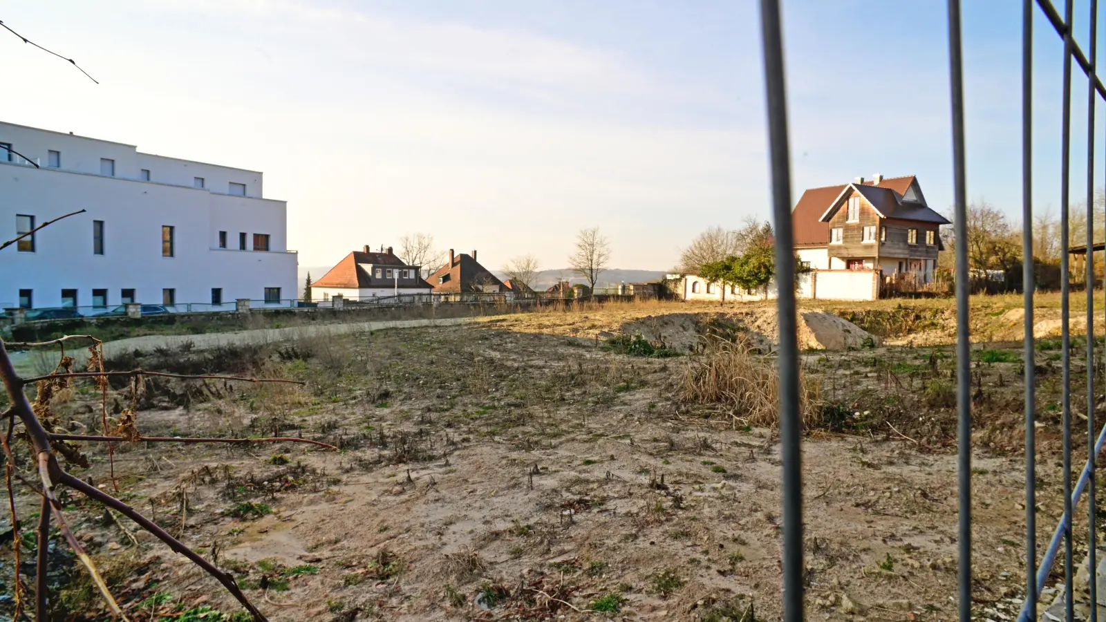 Die ehemalige Villa ist längst abgerissen, derzeit harrt das Filet-Grundstück am Drechselsgarten einer Bebauung. Die Pläne sind vorhanden, mit der Umsetzung wird es aber dauern. (Foto: Jim Albright)