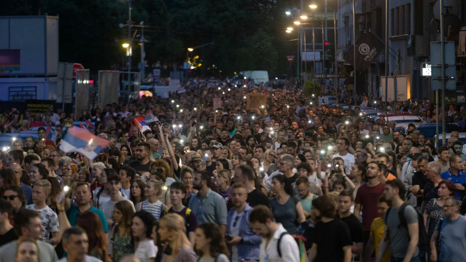 Demonstranten protestieren am 09.06.2023 in Belgrad gegen den Umgang der serbischen Regierung mit den Amokläufen. (Foto: Marko Drobnjakovic/AP/dpa)