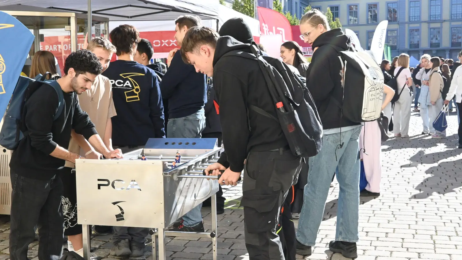 Während die einen bei dem Leutershäuser Unternehmen PCA Kicker spielten, schauten andere zu, wie ein Roboter Getränke mixt.  (Foto: Luca Paul)