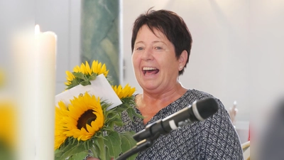 Heidi Klein, die Leiterin des Kinderhorts „Zur Sonnenblume“, wurde im Gottesdienst mit Theater, Liedern, dem kirchlichen Segen und vielen Blumen verabschiedet. (Foto: Ulli Ganter)