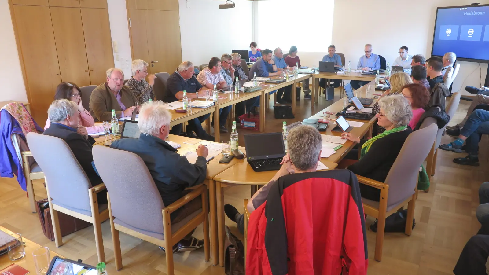 Erstmals in dieser Wahlperiode tagte der Stadtrat Heilsbronn im eigentlichen Sitzungssaal und verabschiedete den Haushalt 2023. Der Saal wird spätestens nach der nächsten Kommunalwahl zu eng, weil dann wegen der gestiegenen Einwohnerzahl 24 Stadtratsmitglieder zu wählen sind. (Foto: Eckard Dürr)