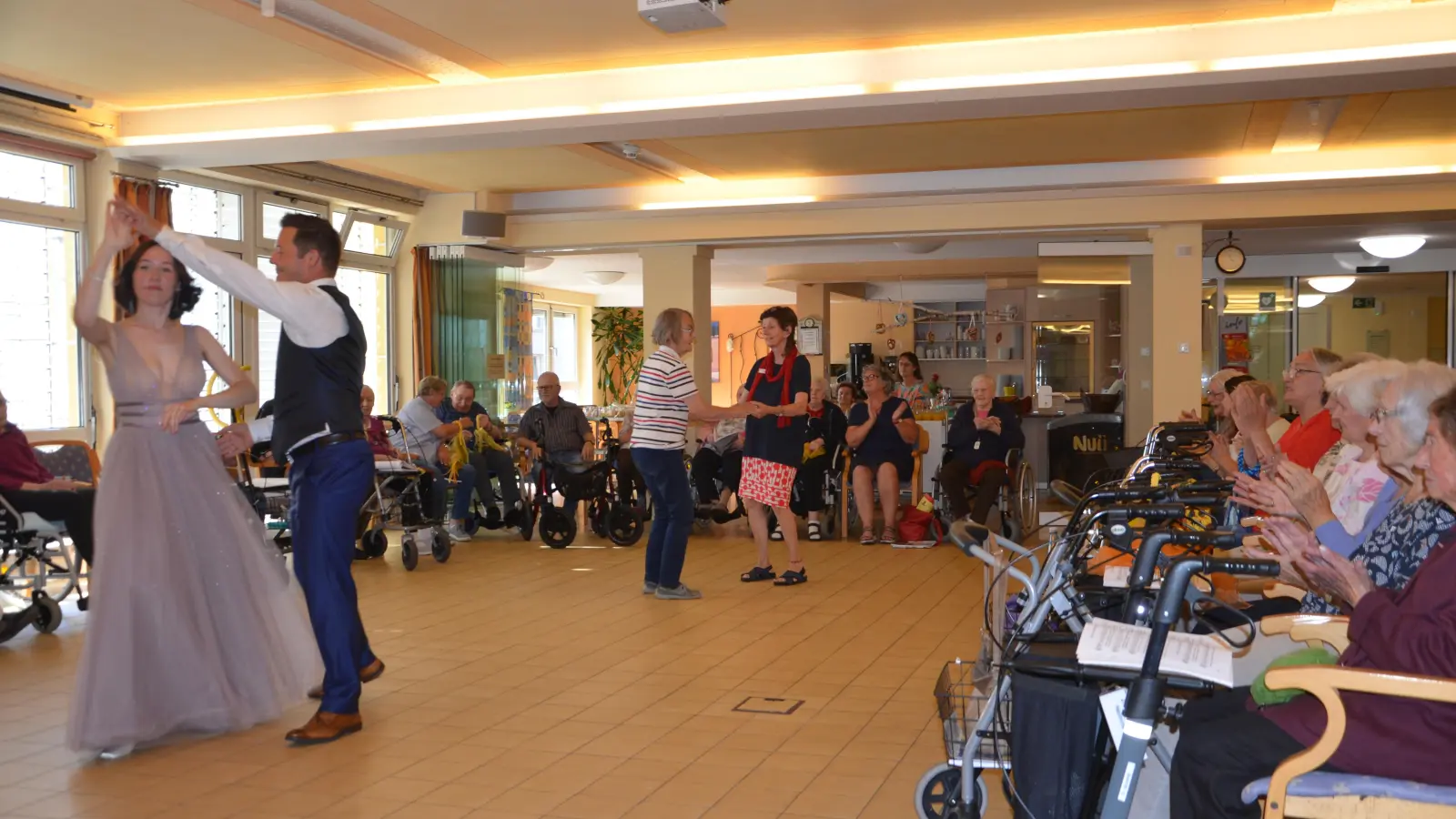 Im AWO Seniorenheim ging es schwungvoll zu, Christian Wolf und Gesche Wicher führten verschiedene Tänze auf und boten den Bewohnern einen abwechslungsreichen Nachmittag. (Foto: Christa Frühwald)