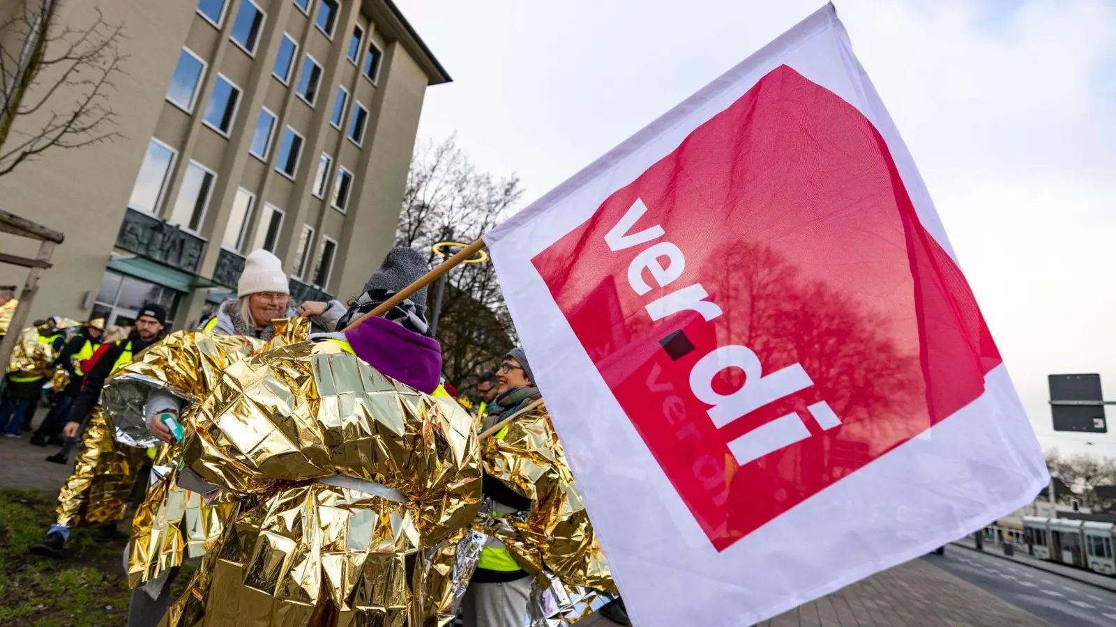 Eine Fahne der Gewerkschaft Ver.di bei einer Demonstration. (Foto: Christoph Reichwein/dpa/Archivbild)