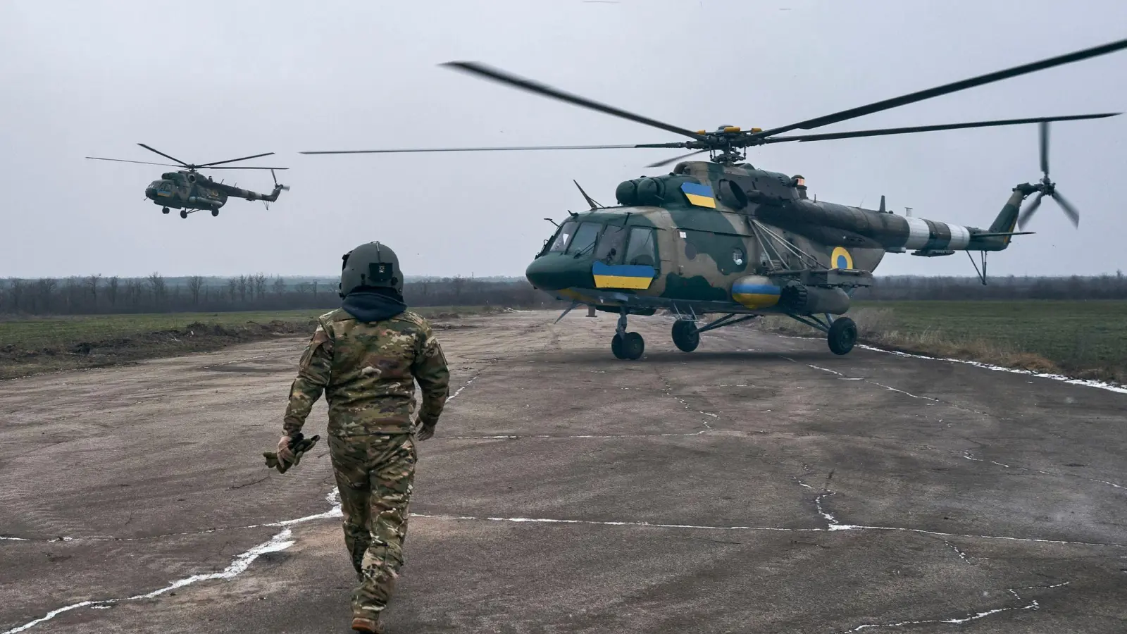Ein ukrainischer Militärflugplatz in Cherson nahe der Frontlinie. (Foto: Libkos/AP/dpa)
