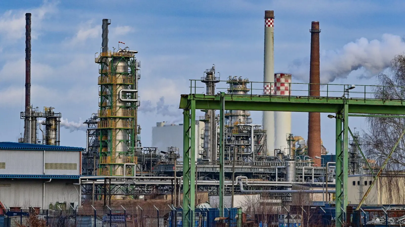 Industrieanlagen auf dem Gelände der PCK-Raffinerie. Rosneft hält die Mehrheit an dem Unternehmen und will sie weiter ausbauen. Mit dem Kauf weiterer Anteile des Miteigentümers Shell will Rosneft die Raffinerie zu 91,67 Prozent unter seine Kontrolle bringen. (Foto: Patrick Pleul/dpa-Zentralbild/dpa)