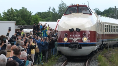 Willkommensfest für einen Zug-Oldtimer: Zahlreiche Schaulustige haben in Radebeul den historischen Schnellzug in Empfang genommen.  (Foto: Sebastian Willnow/dpa)