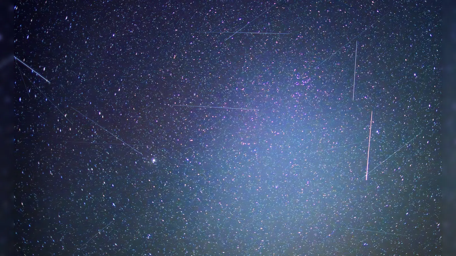 Die Zahl der Satelliten in der Erdumlaufbahn ist in den vergangenen fünfzehn Jahren explosionsartig gewachsen. Das auf Satellitenkommunikation per Laserstrahl spezialisierte High Tech-Startup Mynaric jedoch geriet wegen verspäteten Produktionsstarts in die Krise (Foto: Illustration) (Foto: Patrick Pleul/dpa)