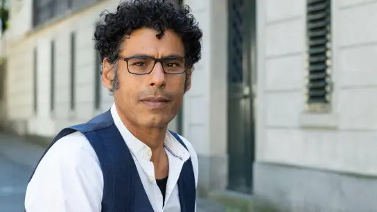 Usama Al Shahmani floh als Erwachsener aus dem  Irak in die Schweiz, nachdem er wegen eines regimekritischen Theaterstücks ins Visier der Polizei geraten war. Er gehört zu den 14 Autoren und Autorinnen aus Deutschland, Österreich und der Schweiz beim Bachmannpreis 2022. (Foto: Ayse Yavas/ORF/dpa)