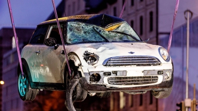 Das zerstörte Auto nach dem Anschlag. (Archivbild) (Foto: Matthias Balk/dpa)