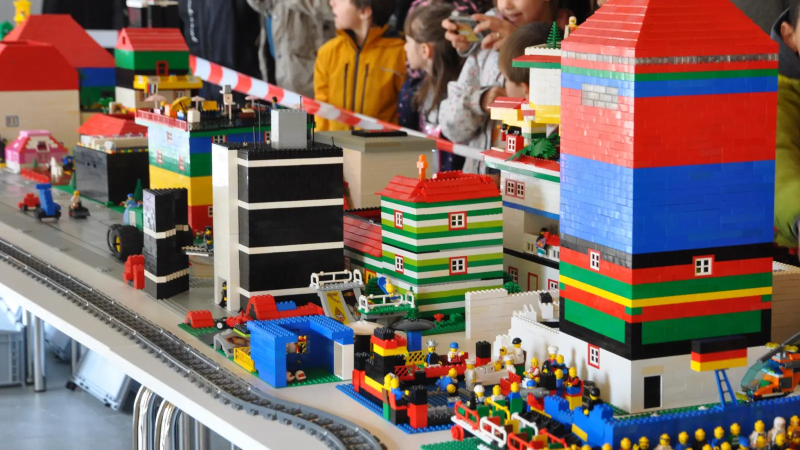 Hier leuchten nicht nur Kinderaugen: Die Lego-Stadt im Gemeindehaus der evangelischen Kirchengemeinde Schalkhausen begeisterte auch die Erwachsenen. (Foto: Jonas Volland)