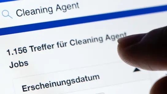 Eine Frau sucht unter der Jobbezeichnung &quot;Cleaning Agent&quot; auf einem Stellenportal auf ihrem Tablet nach Stellenanzeigen. (Foto: Sven Hoppe/dpa)