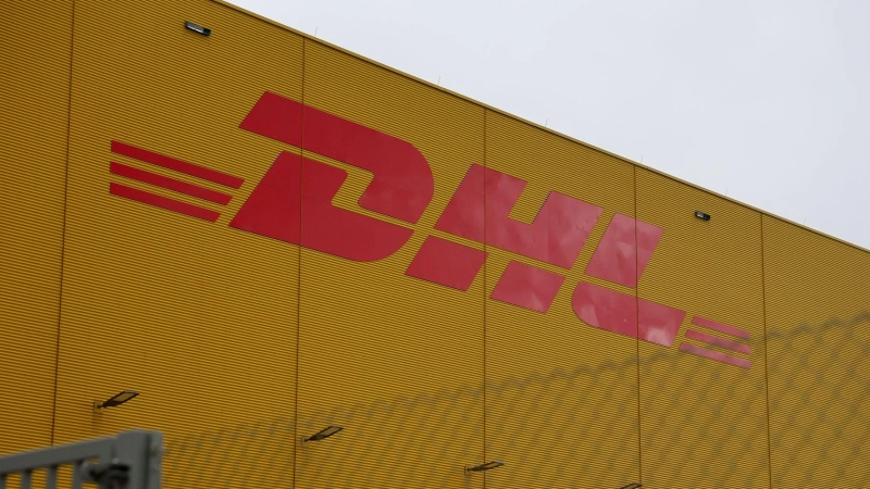 DHL-Logo am Leipziger Flughafen. (Foto: Jan Woitas/dpa)