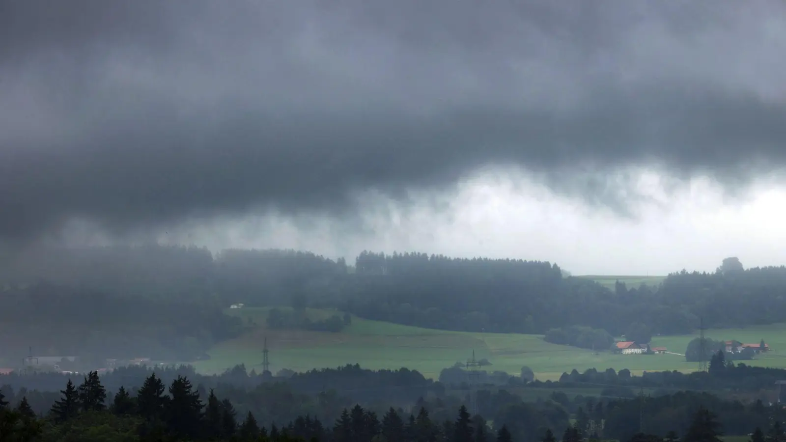Wolkenverhangener Himmel im Allgäu. (Foto: Karl-Josef Hildenbrand/dpa/Archivbild)