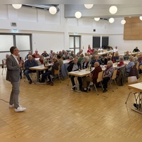 Markus Pfeiffer vom Vorstand der VR-Bank im südlichen Franken referierte beim Herbstfest. (Foto: Yvonne Neckermann)