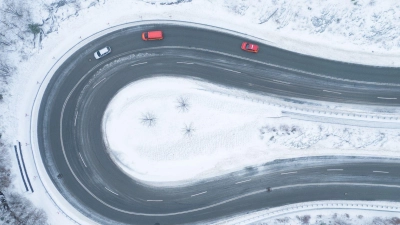 Gerät das Auto bei Glätte in einer Kurve ins Schlingern, hilft es manchmal mehrmals kurz und kräftig zu bremsen. (Foto: Sebastian Kahnert/dpa/dpa-tmn)