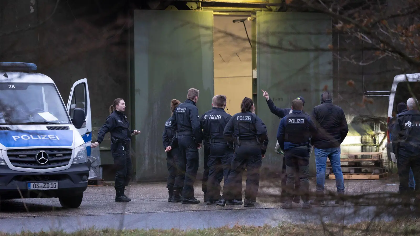 Polizisten vor einer Bunkeranlage in Bad Bentheim. Mit Durchsuchungen in der Grenzregion geht die Polizei gegen den Handel mit illegalen Feuerwerkskörpern vor. (Foto: Friso Gentsch/dpa)